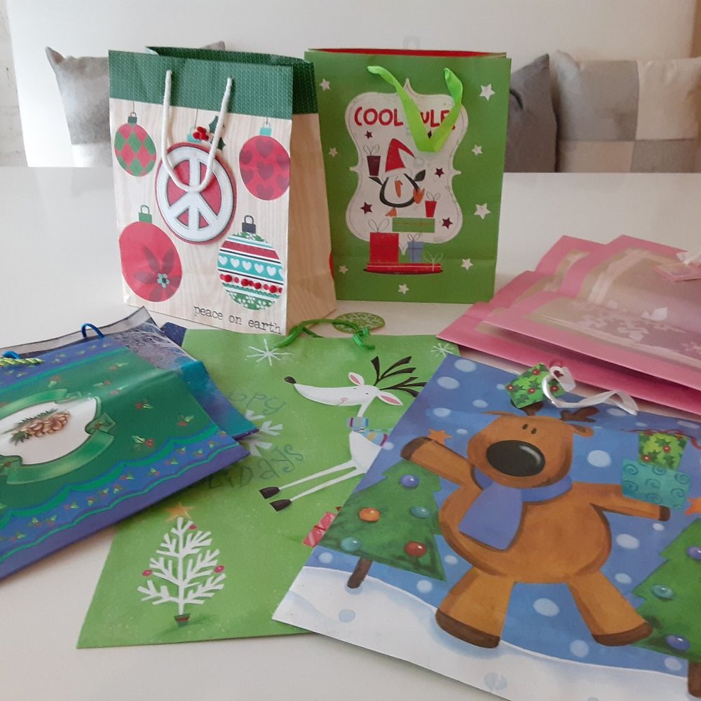 Holiday Gift Bags 8 pieces NEW
